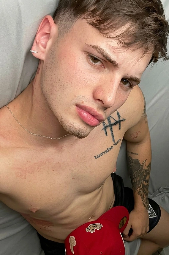 Alex, escort masculino en Buenos Aires, barrio de Palermo, 19 años – Onyce.net